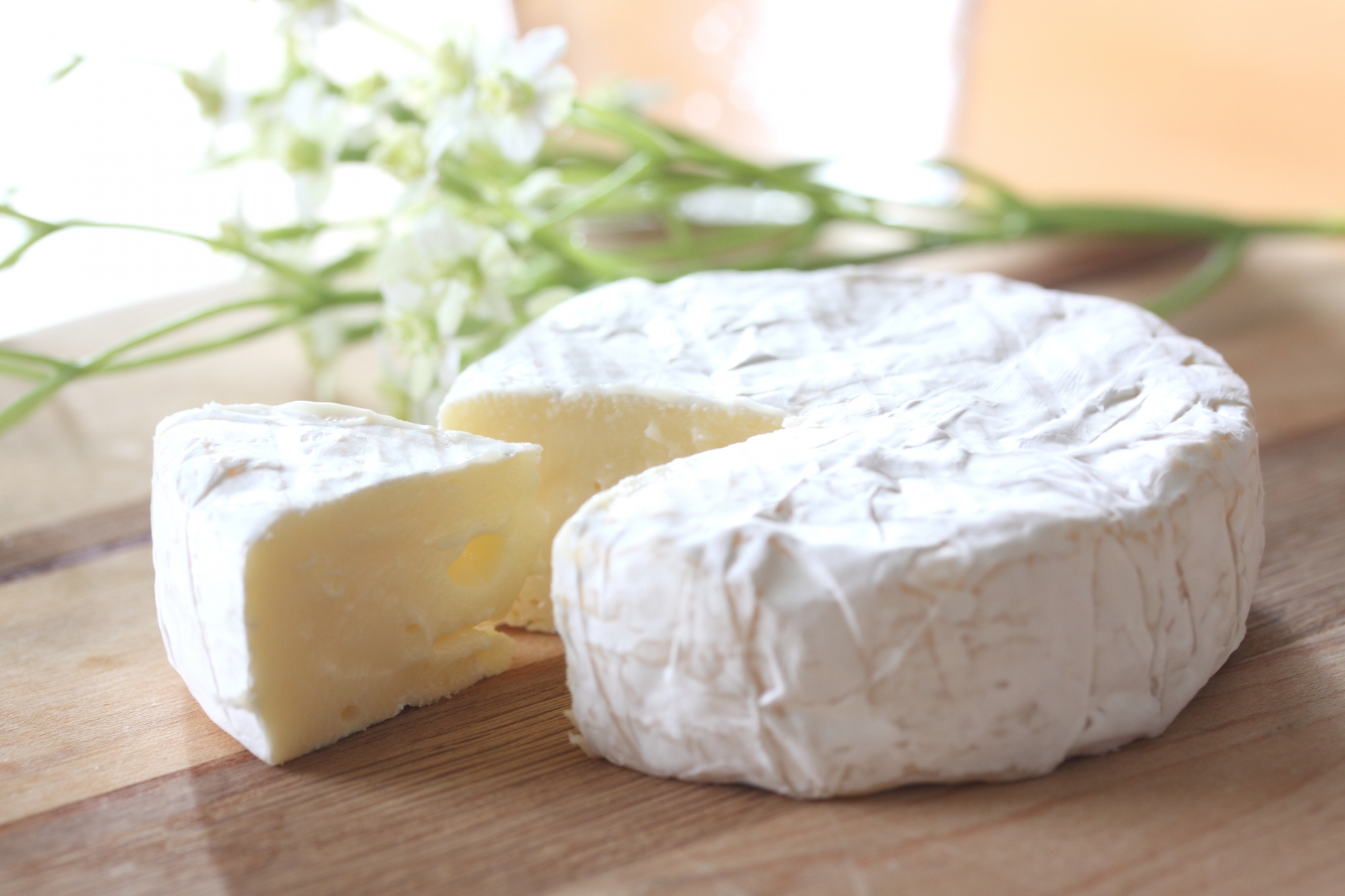 カマンベールチーズを美味しく食べる 皮も食べるの 実はやみつきに 知識の泉